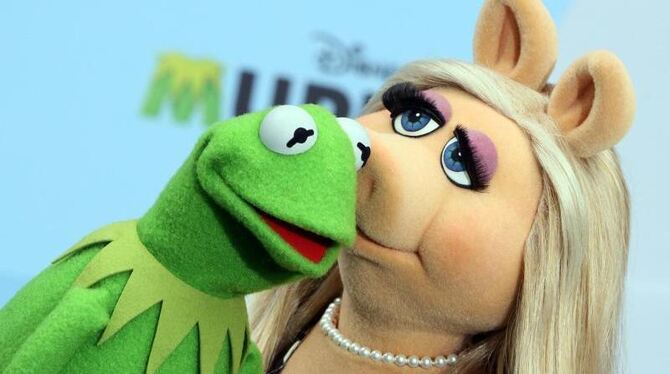 Miss Piggy wird geehrt und Kermit muss die Trophäe nach Hause schleppen. Foto: Stephanie Pilick/Archiv