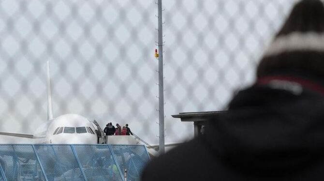 Abgelehnte Asylbewerber steigen in ein Flugzeug. Foto: Patrick Seeger