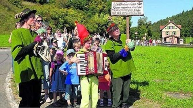 Schnuck und Puck, die Kobolde mit den grünen Haaren, Wolfgang Kauter, Zwerg Leonie und Marianne Sauter führen die Menschenkinder