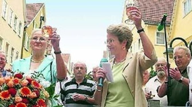 Das Weindorf ist eröffnet (von links): Margret Grimm, Oberbürgermeisterin Barbara Bosch und Organisator Julius Vohrer. 
FOTO: TR