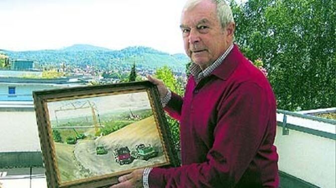 Den Weinberg im Blick, die Baustelle der B 28 neu als Bildmotiv: Kurt Wilhelm Ruoff auf der Terrasse seiner Penthouse-Wohnung.