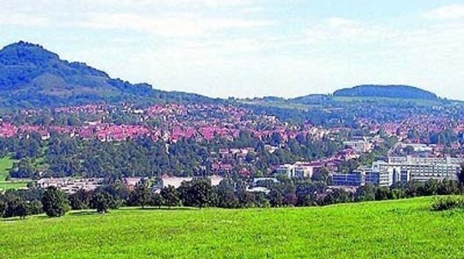 Vor der Achalm (links) liegt Eningens größtes Gewerbegebiet. Rechts vorne die WaGo-Gebäude. 
GEA-FOTOS: BARAL