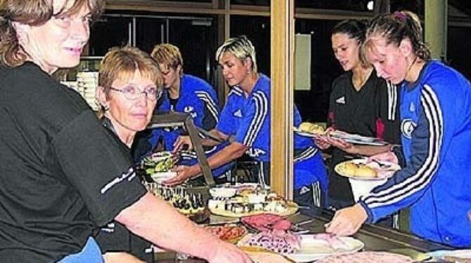 Erstmals wurden die Handballerinen in der neuen Mensa des Gymnasiums verköstigt. Das Verpflegungsteam kennt die Vorlieben der Sp