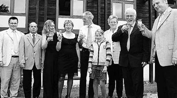 Ein Prosit auf 25 Jahre Jugendherberge: Karl Rosner, Karl Bez, Martina Richter, Petra und Rainer Müller mit Tochter Linda, Brigi