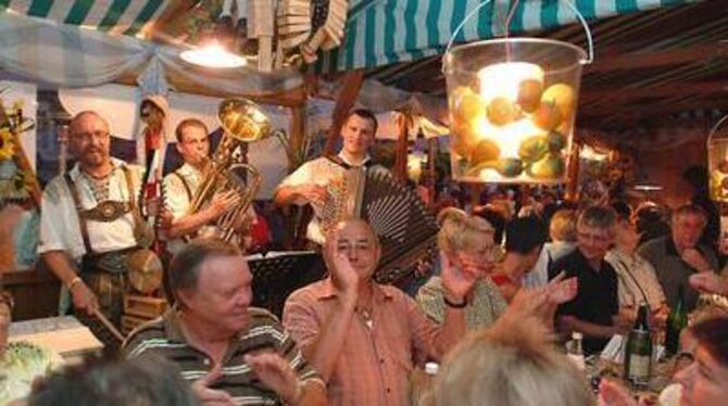 So soll's auch heuer werden. Im vergangenen Jahr war die Weindorf-Stimmung jedenfalls prächtig, wie das Bild beweist. ARCHIVFOTO