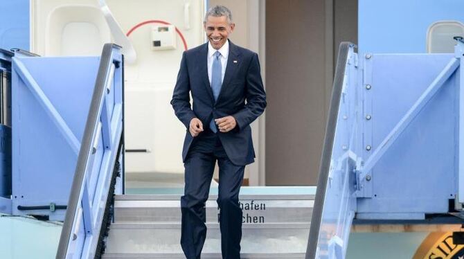 US-Präsident Barack Obama steigt nach der Ankunft am Flughafen in München aus der Air Force One. Foto: Armin Weigel