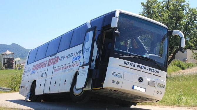 Der Bus in Schräglage. Foto: 7aktuell/Lukas Felder