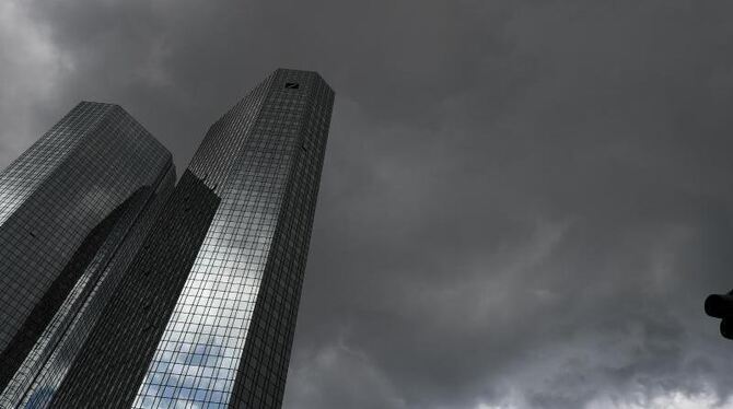 Dunkle Wolken über der Zentrale der Deutschen Bank in Frankfurt am Main. Foto: Arne Dedert