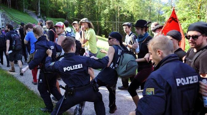 Polizisten und Demonstranten rangeln beim Sternmarsch von Garmisch-Partenkirchen nach Elmau. Foto: Angelika Warmuth