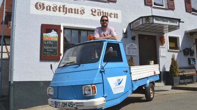 »Löwen«-Wirt Dirk Maier und seine dreirädrige »Ape« sind gerüstet für das erste Vehikel-Treffen in Sickenhausen. FOTO: RABE