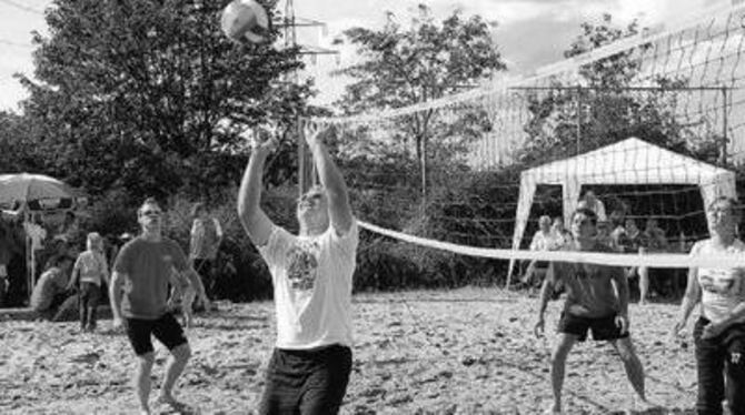 Sportlich heiß her ging's bei der Premiere des Beachvolleyball-Turniers in Sondelfingen. FOTO: SCHÄLE-SCHMITT