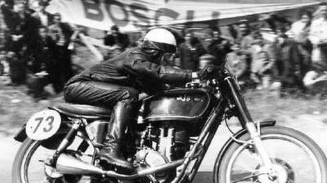 Hans Baltisberger - hier 1951 in Tübingen auf einer AJS fotografiert - war ein Sportidol der 50er Jahre. FOTO: STADTARCHIV/DOHM