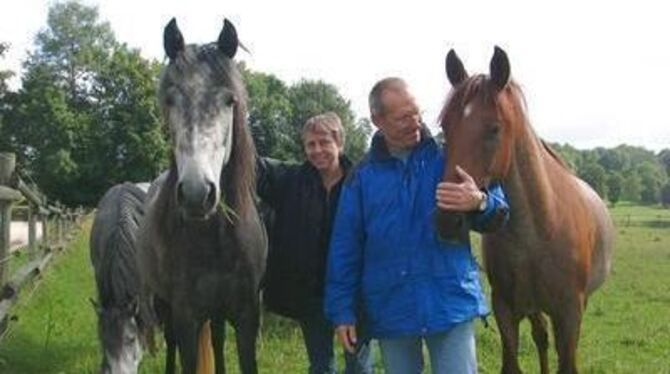 Karin Naser und Harald Hlobil haben für sich und ihre Berberpferde auf dem Sonnenhof ein neues Zuhause geschaffen. GEA-FOTO: PS