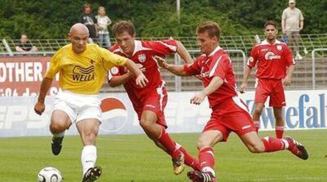 Andreas Rill (Zweiter von rechts) voller Dynamik: Ob der angeschlagene Reutlinger auflaufen kann, ist noch offen. FOTO: NIETHAMM