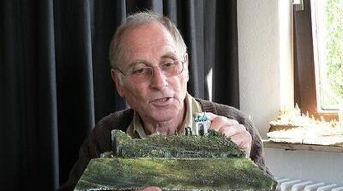 Friedrich Wund und seine Miniatur des Schönbergturms, die er aus einem Stück Bruchholz herausgearbeitet hat. GEA-FOTO: BECKER