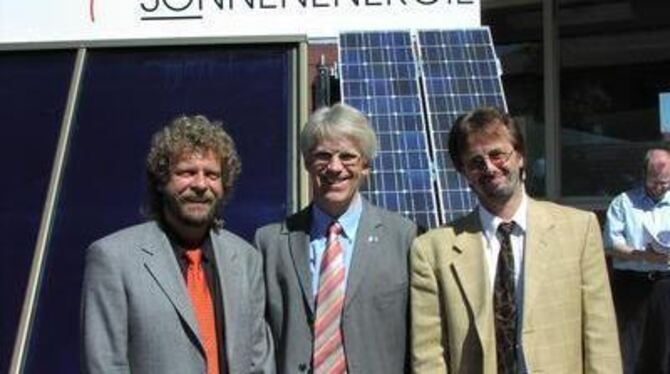 Ralf-Michael Röckel, Dieter Manz und Jürgen Stoll (von links) freuen sich, dass es mit der dritten Bürgersolaranlage in Walddorf