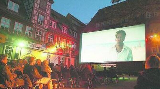 Kühl, aber trocken: Filmfans genießen den ersten Abend des Open-Air-Kinos 2006 im Spitalhof. FOTO: TRINKHAUS