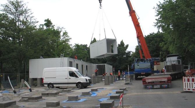 In diese Container zieht die Sieben-Keltern-Schule ein, die für rund 12 Millionen Euro saniert werden muss. GEA-FOTO: FÜSSEL