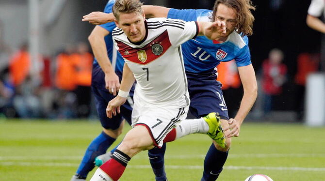 Deutschlands Bastian Schweinsteiger (l) und Mix Diskerud aus den USA kämpfen um den Ball.