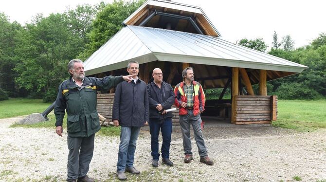 Präsentierten die »neue alte« Grillhütte auf der Jungviehweide (von links): Revierförster Johannes Schempp, Berthold Negwer und