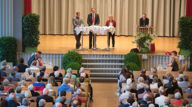 Rund 600 Eninger kamen zum Wahlpodium in die HAP-Grieshaber-Halle.