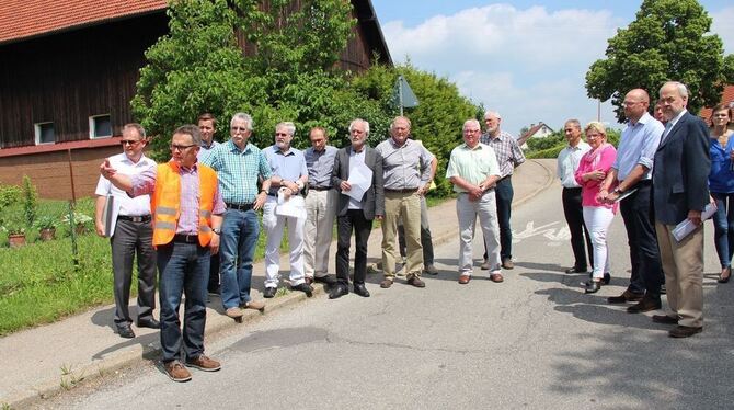 »So schlecht sieht die Straße doch gar nicht aus!« Auf diesen Einwand aus den Reihen der Kreisräte erläuterte Frank Söll vom Kre