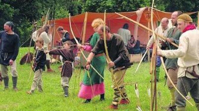 Beim Römerfest in Hechingen-Stein zeigen Alamannen-Gruppen, wie ala-man früher mit Pfeil und Bogen umging. GEA-FOTO: MEYER