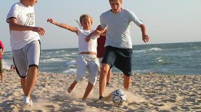 Fußball am Strand war nur eine von vielen Aktionen beim Ferienlager auf Sylt. FOTO: PR