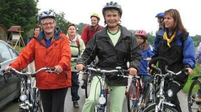 Start zur Albhof-Tour mit Friedlinde Gurr-Hirsch (mitte), flankiert von Elsbeth Laux (links) und Andrea Traub. GEA-FOTO: GEIGER