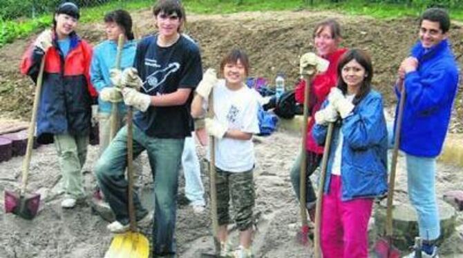 Packten zu und ernteten Lob von der Gemeindeverwaltung: Eninger Workcamper auf dem Spielplatz Augenried.  GEA-FOTO: BARAL