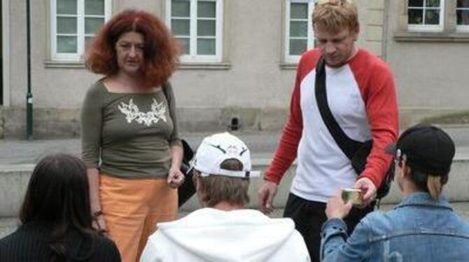 Mal sehen, was geht: die Streetworker Ingrid Weiß und Michael Glück sehen am Rathaus nach dem Rechten, sind da, hören zu und fra