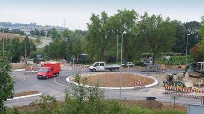 Noch wird gebastelt: Voraussichtlich Ende nächster Woche läuft der Verkehr auf der Riedericher Straße rund.  FOTO: GERLINDE TRIN