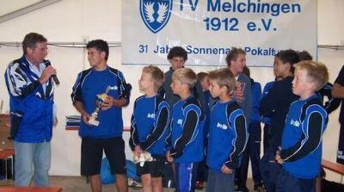 Junge und erwachsene Fußballer traten gemeinsam zum Elfmeter-Duell in Melchingen an. Horst Lamparth (links), Vorsitzender des TV