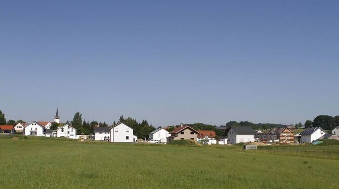 In Bernlochs Wohngebiet »Molkeweg« wird mächtig gebaut. Nachdem der Verkauf jahrelang schwierig war, gehen Bauplätze jetzt sehr