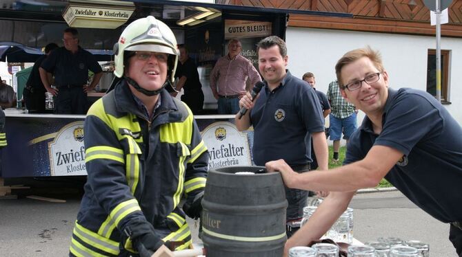 Bezirksbürgermeister Thomas Keck, Thomas Hirrlinger und Markus Banaski (von links) beim Jubiläums-Fassanstich.