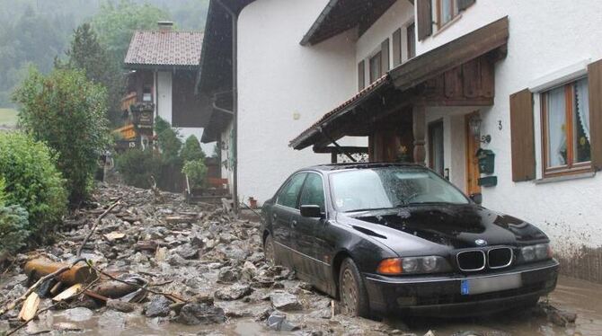 Von Schlamm und Gestein umgebende Häuser im bayerischen Oberstdorf. Nach andauerndem Regen hatte sich eine Schlammlawine gelö