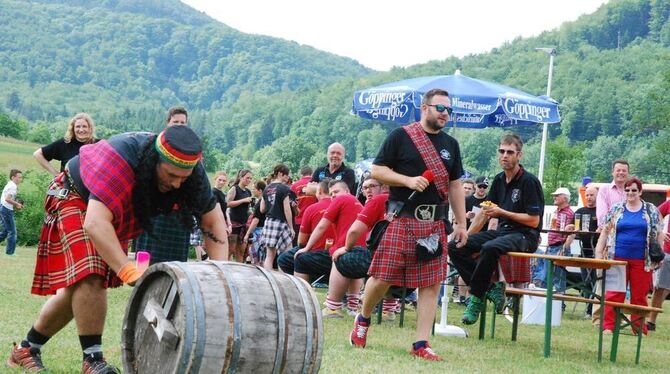 Schwere Whiskeyfässer aus Eichenholz rollen – sieht viel leichter aus als es in Talheim bei den Highland Games war.  FOTO: STEID