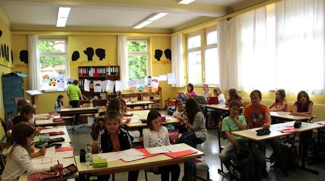 Schön hell, aber auch ganz schön renovierungsbedürftig, sind die Klassenzimmer im Altbau der Würtinger Schule (wie das der Dritt