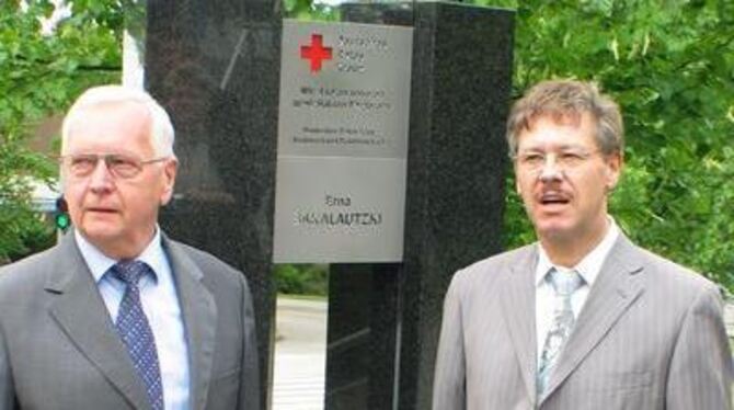 Dieter Hillebrand, CDU-Staatssekretär in Stuttgart und Vorsitzender des DRK-Kreisverbandes Reutlingen (rechts) sowie Dr. Lorenz