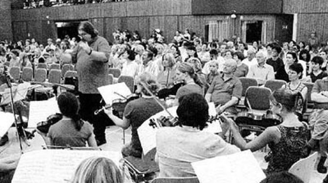 Für Hermann Bohn im Big-Band-T-Shirt in der ersten Reihe hat das Gymnasium eine Bachkantate aufgeführt. 
GEA-FOTO: OEL