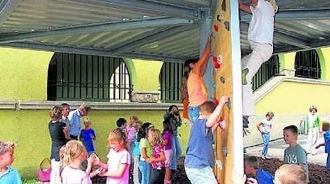 Die neue Attraktion im Pausenhof der Schillerschule wird gleich genutzt. 
GEA-FOTO: BARAL