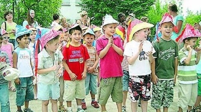 Ihre Nationalität trugen die Kinder beim Abschiedsfest im Kindergarten Mähderstraße als bunte Hüte auf dem Kopf.  FOTO: LENZ