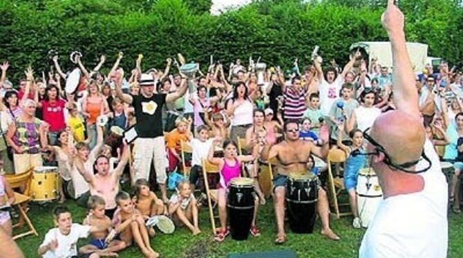 &raquo;Ba, ba, ba, dadadada, ba, ba, ba&laquo;: Vortrommler Helge Rosenbaum (rechts) übt mit den Freibad-Trommlern - mit schnell