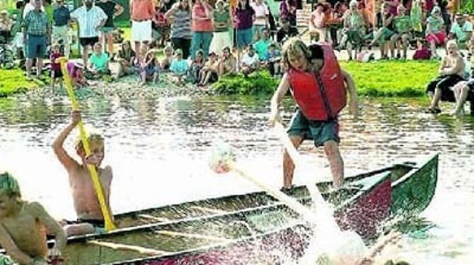 Trocken geblieben ist beim Fischerstechen in Gomadingen keiner. 
FOTO: LPT