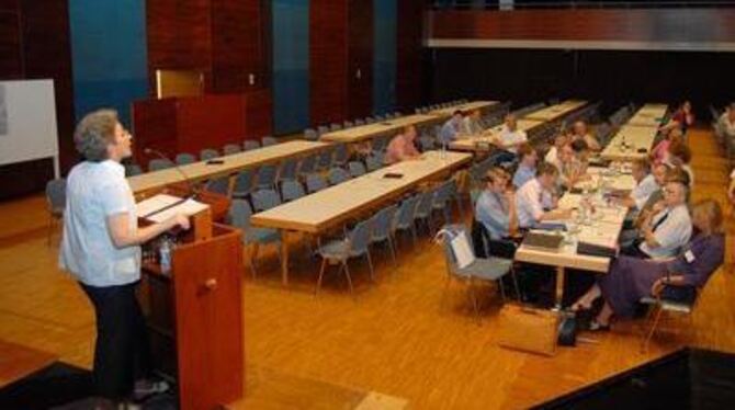 Bürgerversammlung in der Listhalle. Am Rednerpult OB Barbara Bosch, rechts am Tisch die Bürgermeister- und Amtsleiterriege und -