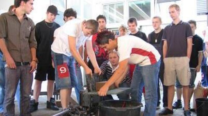 Metzinger Entwicklung für die Entwicklungshilfe: Gewerbeschüler bauten eine Ziegelpresse für Kenia.  GEA-FOTO: WALTER