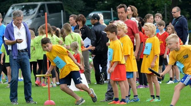 Wannweiler Uhlandschüler in vollem Lauf. Schließlich gibt’s bei der Pendelstaffel jede Menge Punkte zu holen.  FOTOS: NIETHAMMER