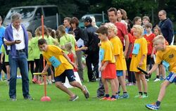 Wannweiler Uhlandschüler in vollem Lauf. Schließlich gibt’s bei der Pendelstaffel jede Menge Punkte zu holen.  FOTOS: NIETHAMMER