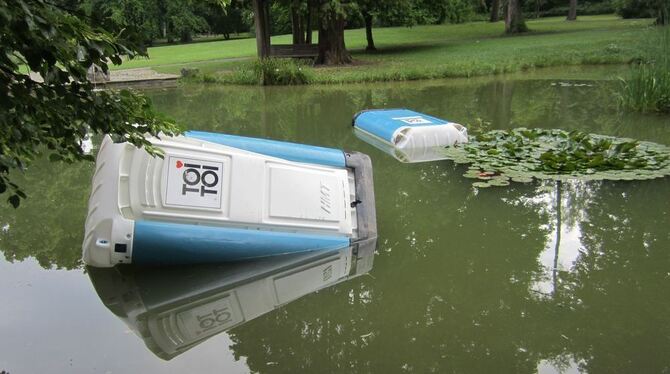 Jüngstes Beispiel für Sachbeschädigung: Dixi-Klos, die am Wochenende von Unbekannten in den Teich des Stadtgartens geworfen wurd