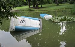 Jüngstes Beispiel für Sachbeschädigung: Dixi-Klos, die am Wochenende von Unbekannten in den Teich des Stadtgartens geworfen wurd